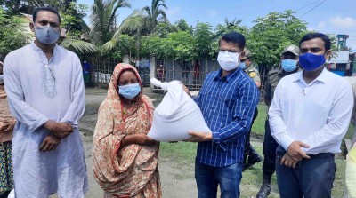 বাগেরহাটে ৫ শতাধিক পরিবারের মাঝে খাদ্য সামগ্রি বিতরণ বাগেরহাটে ৫ শতাধিক পরিবারের মাঝে খাদ্য সামগ্রি বিতরণ